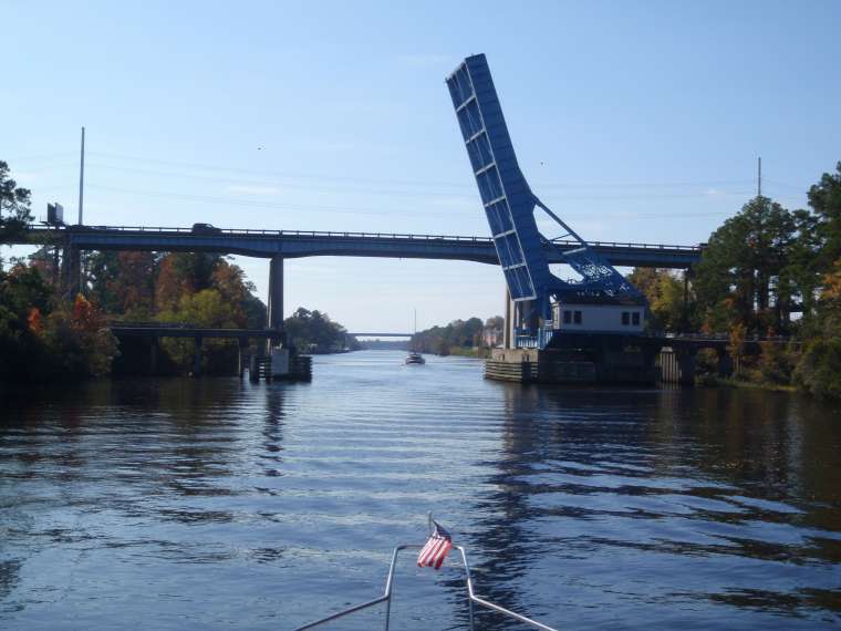 Combination highway bridge and railway bridge