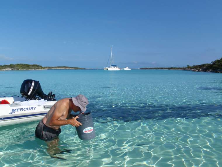 Using a "lookee" bucket - bucket with glass bottom